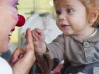 Nez rouge, toi-même : le Rire Médecin s'expose à l'Hôtel de Ville de Paris