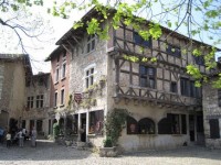 Pérouges : une cité médiévale dans l'Ain