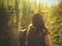 Quel accessoire est-il recommandé d'emporter lors d'une randonnée ?