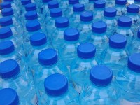 Science : pourquoi il faut arrêter de boire de l'eau en bouteille