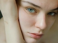 Sourcils clairsemés : les causes et les solutions