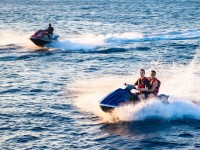 En jet-ski, vous pouvez naviguer :