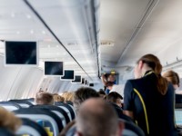 Voiture, train ou avion : comment éviter le mal de dos en voyage ?