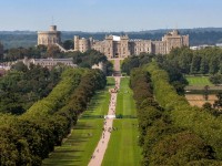 Quel hippodrome célèbre se trouve à proximité de la ville de Windsor en Angleterre ?