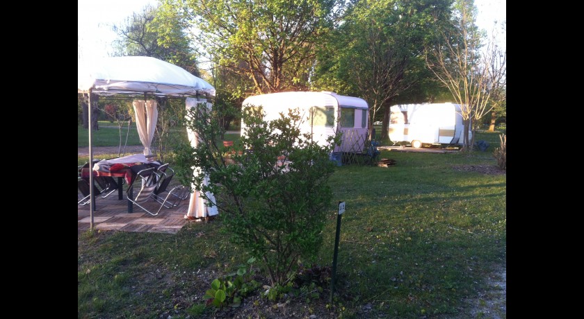 Camping Les Plages De L'ain  Saint-maurice-de-gourdans