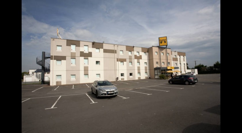 Hotelf1 Avranches  Saint-quentin-sur-le-homme