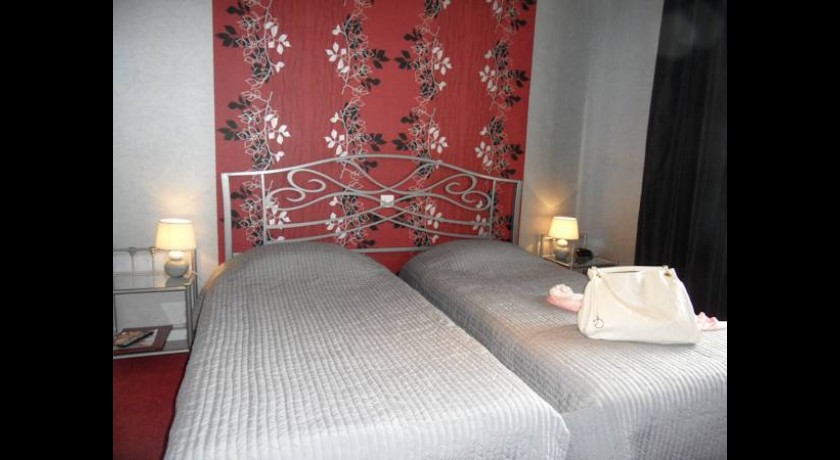 Hôtel La Thomasse à Aurillac | Séjour Inoubliable au Cœur du Cantal avec Piscine et Parking Gratuit