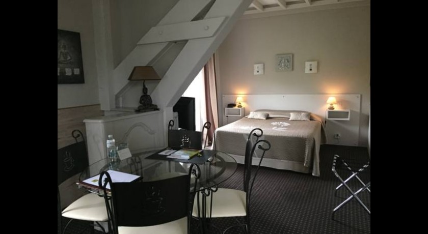 Hôtel La Thomasse à Aurillac | Séjour Inoubliable au Cœur du Cantal avec Piscine et Parking Gratuit