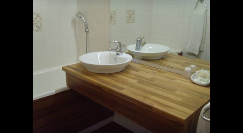 Hôtel La Thomasse à Aurillac | Séjour Inoubliable au Cœur du Cantal avec Piscine et Parking Gratuit