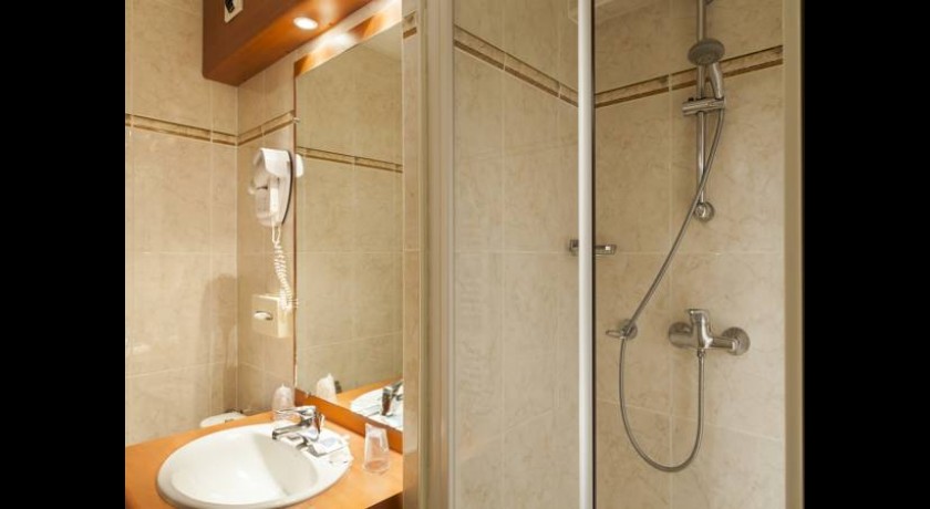 Hôtel Kyriad Tours Saint-Pierre-des-Corps Gare | Confort et Modernité Face à la Gare TGV