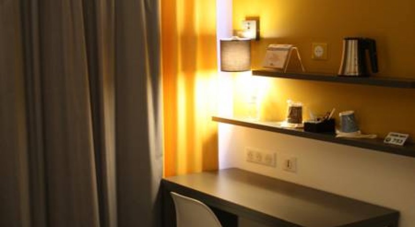 Hôtel Kyriad Tours Saint-Pierre-des-Corps Gare | Confort et Modernité Face à la Gare TGV