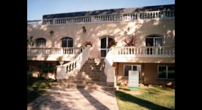 Hotel Le Relais De Courlande  Les loges-en-josas