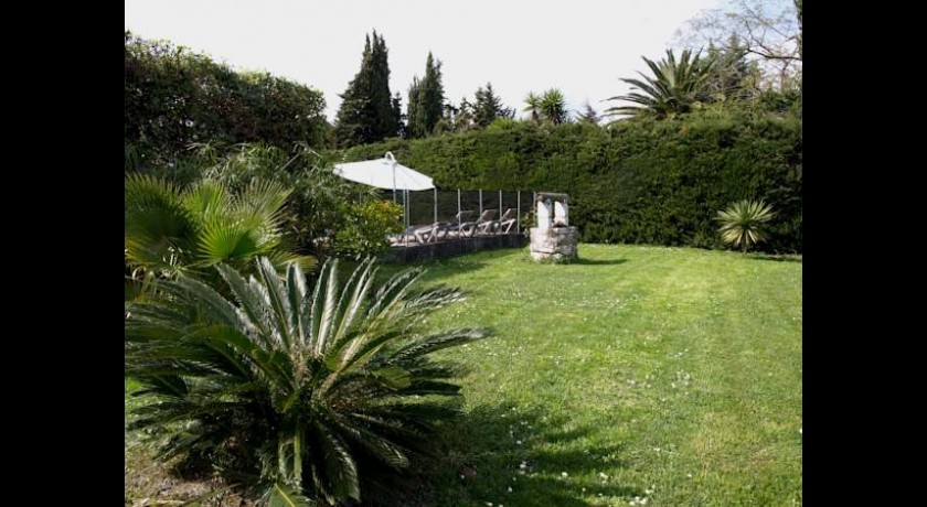 Hotel Logis Auberge Des Cayrons  Vence