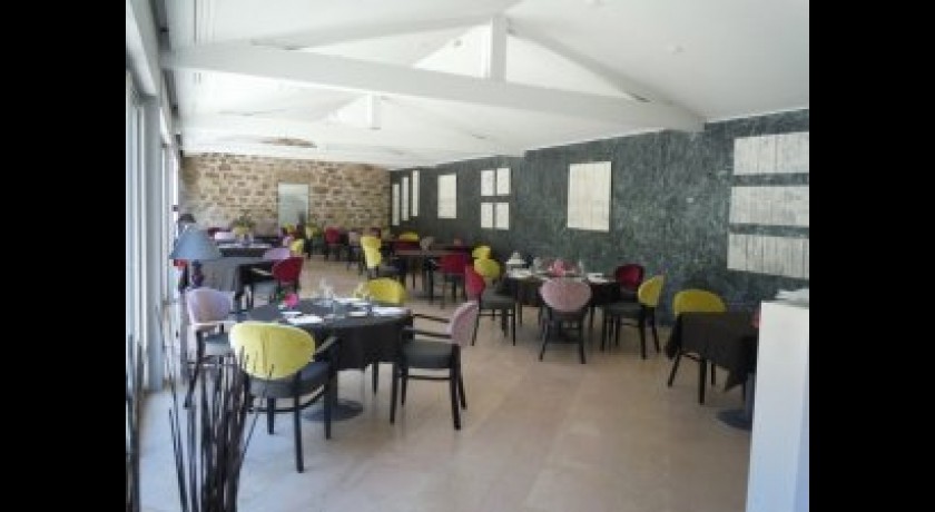 Hôtel Le Carré d'Alethius à Charmes-sur-Rhône: Luxe, Confort et Gastronomie Étoilée Michelin à 10 minutes de Valence