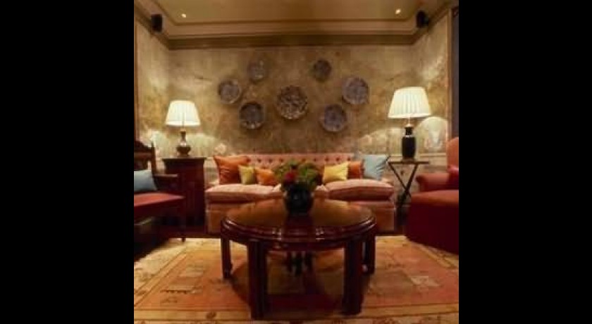 Découvrez l'Hôtel de Montesquieu à Paris | Séjour Élégant 4 Étoiles Proche des Champs-Élysées