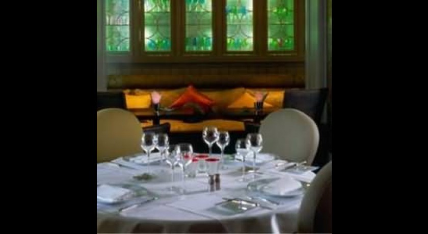 Découvrez l'Hôtel de Montesquieu à Paris | Séjour Élégant 4 Étoiles Proche des Champs-Élysées