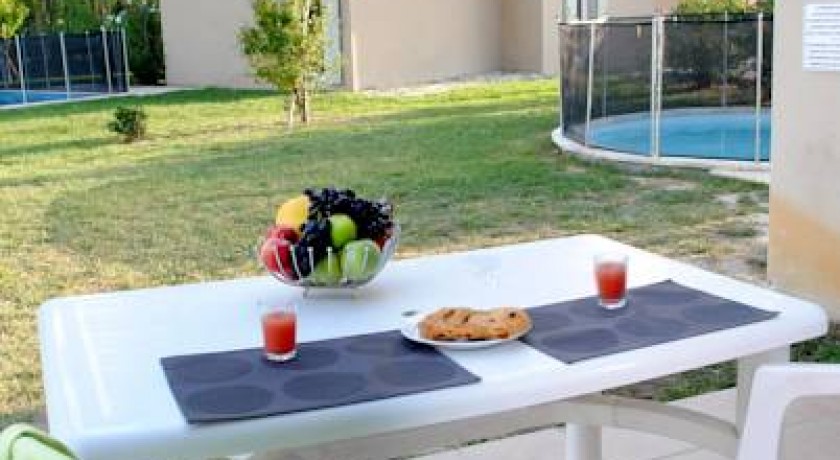 Hotel Résidence Nemea Les Rives Du Lac  Saint-saturnin-lès-avignon