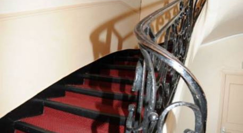 Séjournez au Sully Hôtel - Charmant Hôtel Économique au Cœur du Marais à Paris