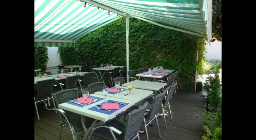 Séjournez à l'HÔTEL DU COMMERCE - Votre Havre de Paix au Cœur du Bourbonnais