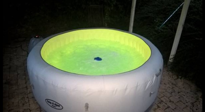 Séjournez à l'HÔTEL DU COMMERCE - Votre Havre de Paix au Cœur du Bourbonnais