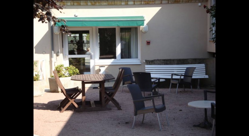 Séjournez à l'HÔTEL DU COMMERCE - Votre Havre de Paix au Cœur du Bourbonnais