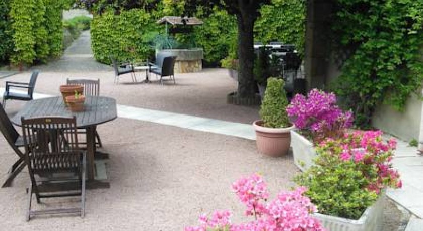 Séjournez à l'HÔTEL DU COMMERCE - Votre Havre de Paix au Cœur du Bourbonnais