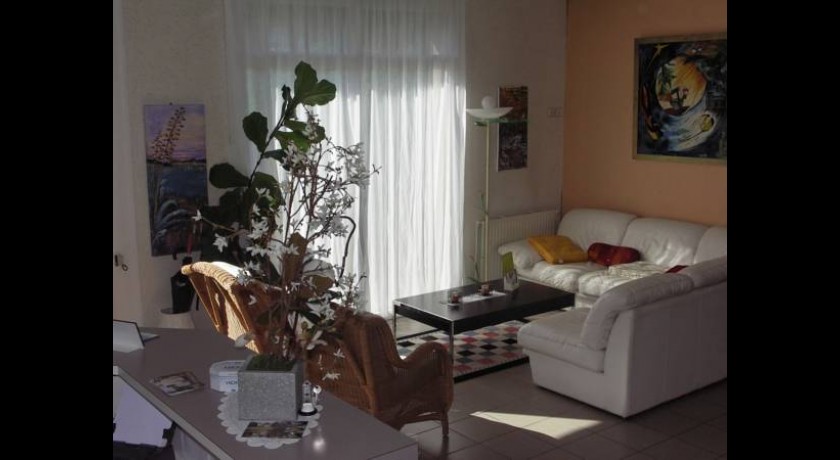 Séjournez à l'HÔTEL DU COMMERCE - Votre Havre de Paix au Cœur du Bourbonnais