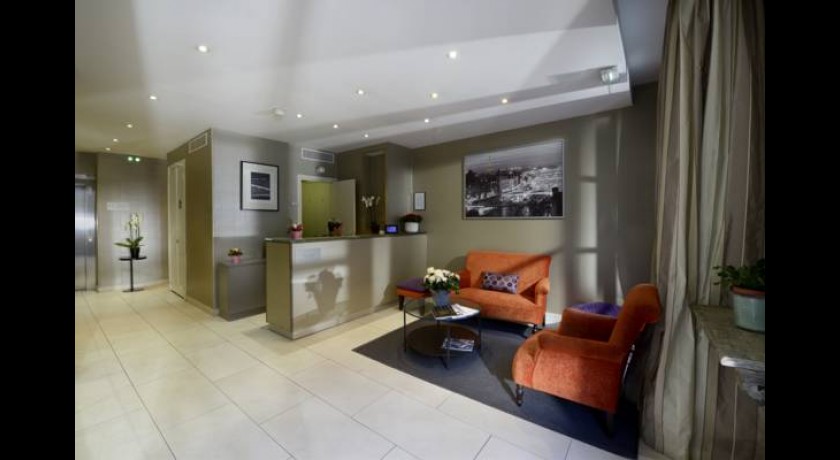 Séjournez au Relais Saint Charles : Hôtel 3 Étoiles Proche de la Tour Eiffel