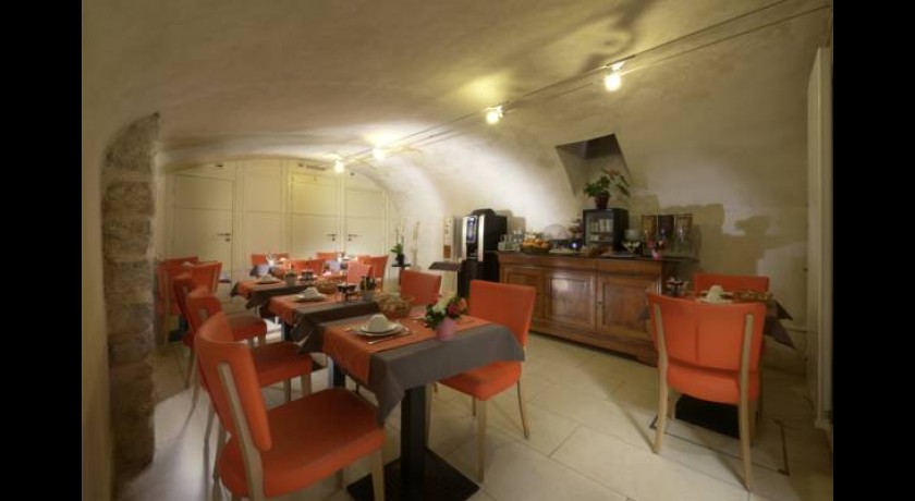 Séjournez au Relais Saint Charles : Hôtel 3 Étoiles Proche de la Tour Eiffel