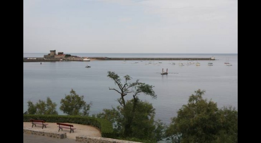 HÔTEL AGUR DENERI: Détente et Vue Époustouflante à Ciboure, Côte Basque