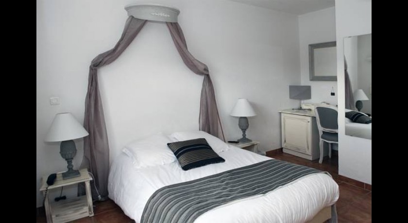 Hotel Déjeunez Sous L'arbre  Rousset