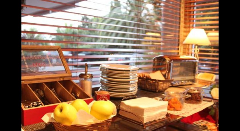 Royal Cottage Cassis - Hôtel 3 Étoiles avec Piscine, Vue Mer et Proximité des Calanques