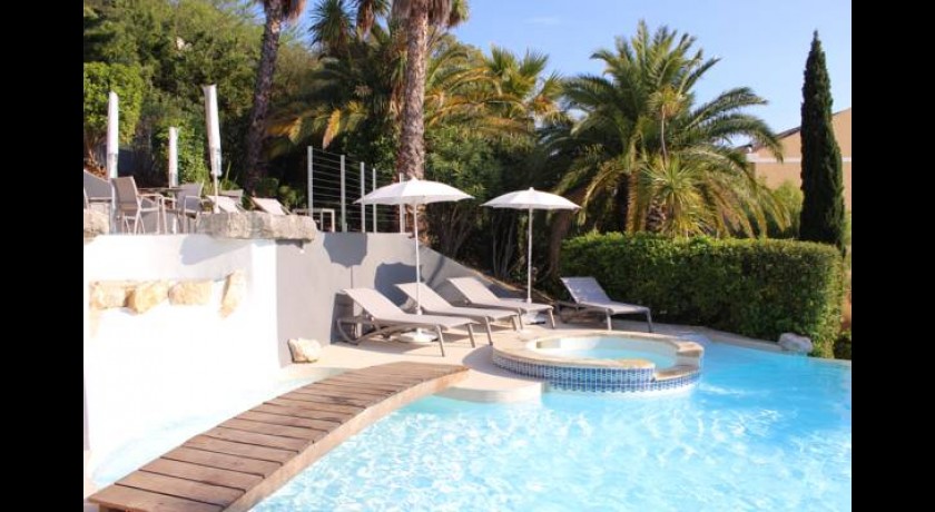 Royal Cottage Cassis - Hôtel 3 Étoiles avec Piscine, Vue Mer et Proximité des Calanques