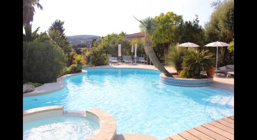 Royal Cottage Cassis - Hôtel 3 Étoiles avec Piscine, Vue Mer et Proximité des Calanques