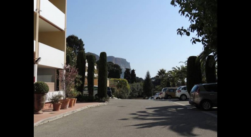 Royal Cottage Cassis - Hôtel 3 Étoiles avec Piscine, Vue Mer et Proximité des Calanques