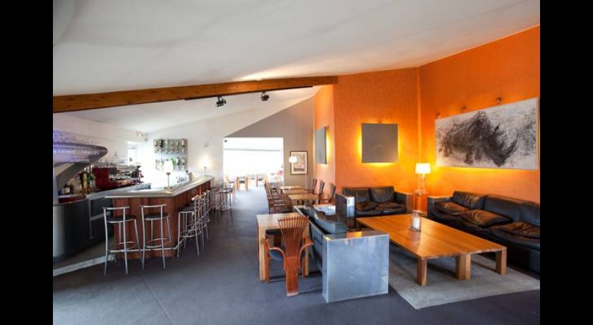 Hôtel Restaurant Le Noirlac à Saint-Amand-Montrond | Séjour 3 étoiles avec Vue Splendide sur le Lac de Virlay