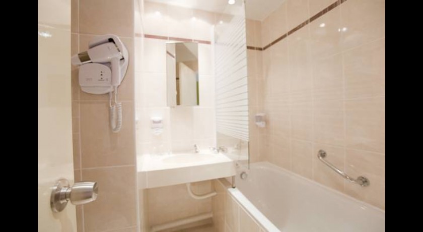 Hôtel Restaurant Le Noirlac à Saint-Amand-Montrond | Séjour 3 étoiles avec Vue Splendide sur le Lac de Virlay