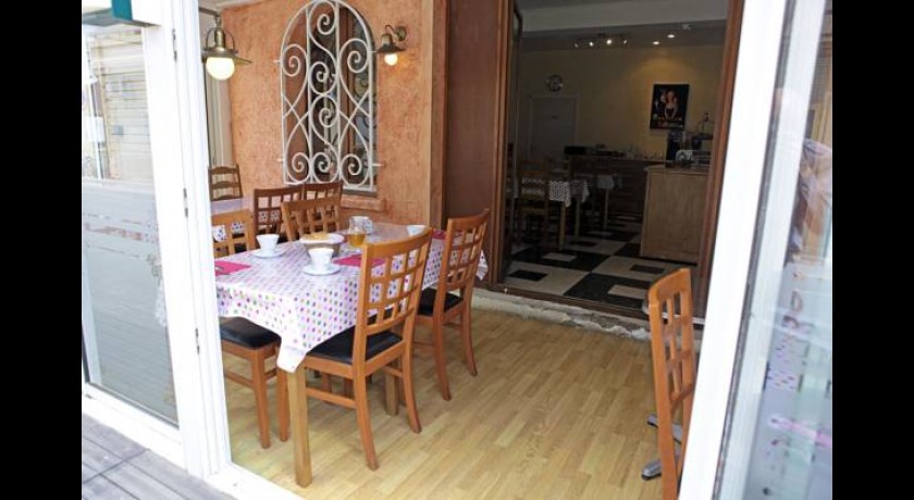 Découvrez l'Hôtel de la Mer à Valras-Plage - Confort et Vue Imprenable sur la Méditerranée