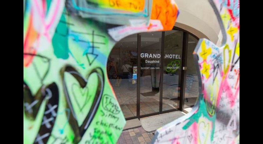 Grand Hôtel Dauphiné à Toulon | Boutique Hôtel avec Piscine et Confort 3 Étoiles