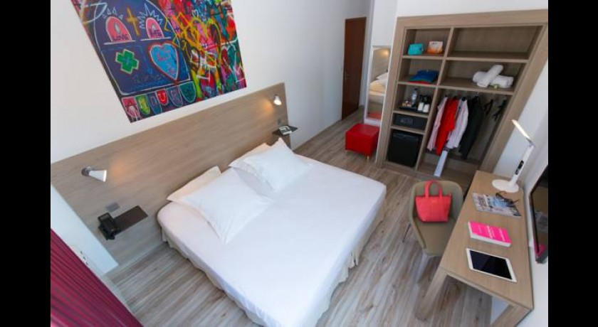 Grand Hôtel Dauphiné à Toulon | Boutique Hôtel avec Piscine et Confort 3 Étoiles