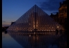 photo La Pyramide du Louvre de nuit