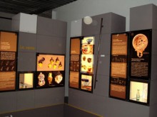 La Halle Du Verre, Histoire De La Verrerie D'art  Claret