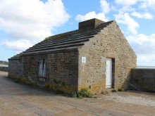Le corps de garde de la jetée à Granville, dans la Manche, (50)