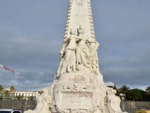 Monument du centenaire de la réunion à la France situé dans le jardin Albert Ier