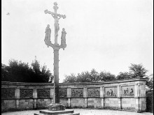 Monument aux morts, situé dans le cimetière de l'église Saint-Pierre