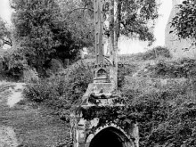 Fontaine Saint-Adrien avec son calvaire