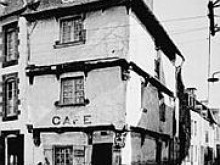 Maison Du 15e Siècle, Appelée Maison De La Truie Qui File, Ou Maison Des Singes  Malestroit