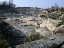 Carrière de granite du Tertre Isaac, actuellement carrière et usine de taille de matériaux de construction dite Société Les Granits Gicquel et fils