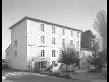 Moulin à Blé ; Puis Minoterie Allaire ; Actuellement école  Cravans