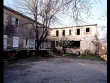 moulin à huile, moulin à foulon Broche, puis usine de papeterie Gentil, puis Lafont, usine d'impression sur étoffes Veyrun, puis usine de produits alimentaires (amidonnerie, réglisserie, usine à glace